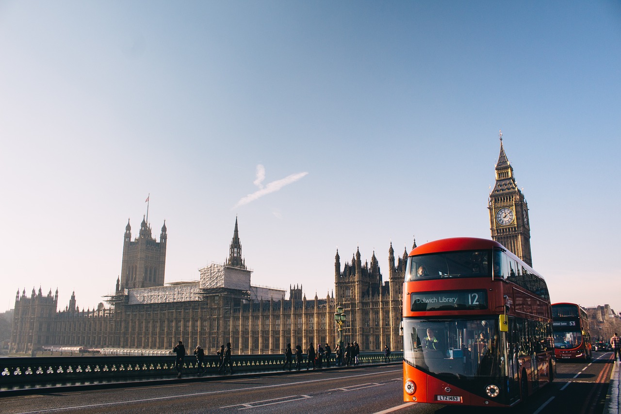 英国伦敦一著名建筑突发火灾，灾难背后的反思与启示