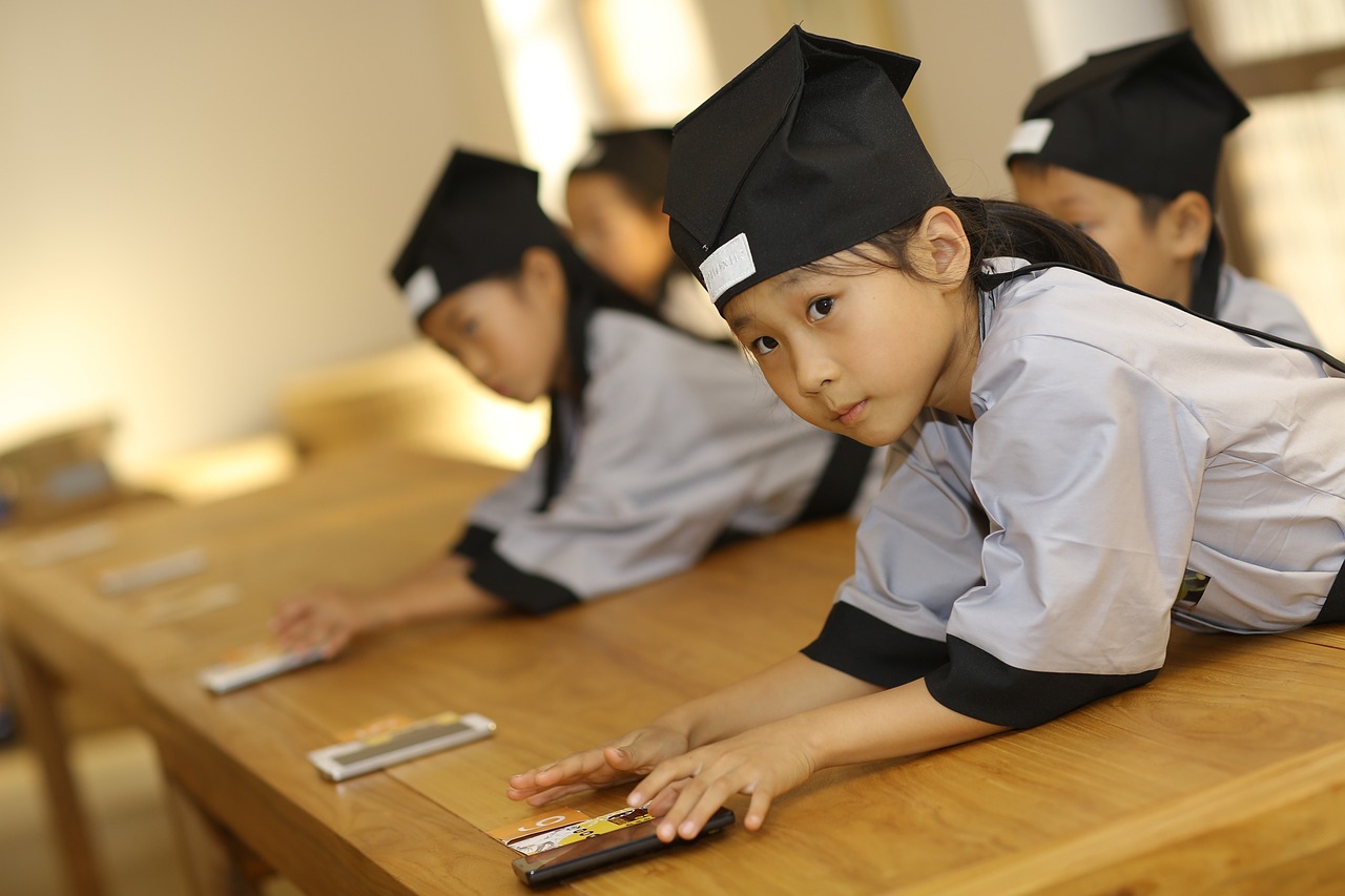 小学新生中的特殊惊喜，迎接12对双胞胎新生