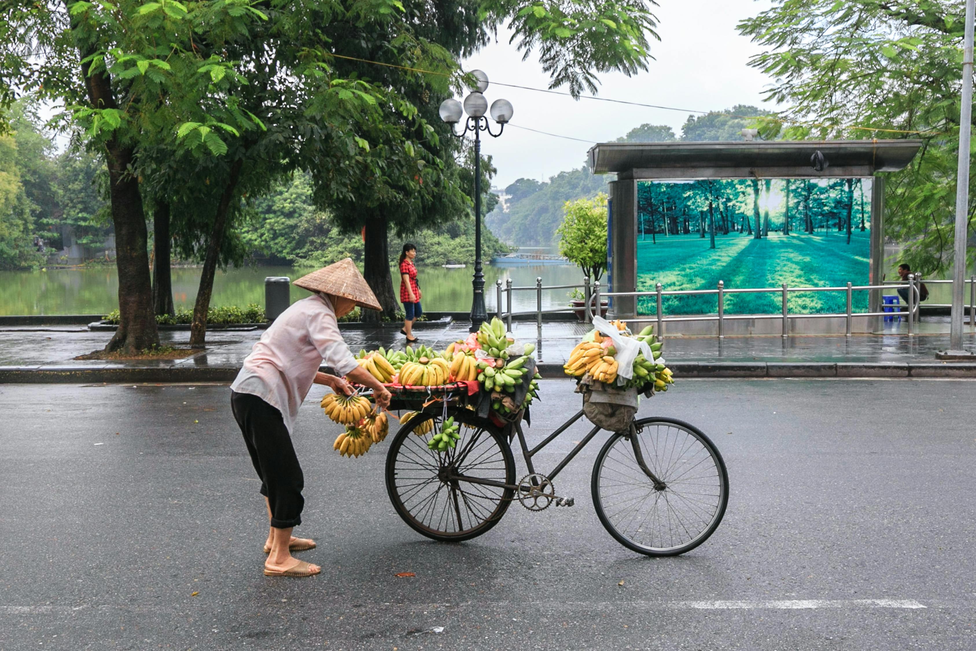 重庆执勤女特警火了，勇敢与坚韧的象征